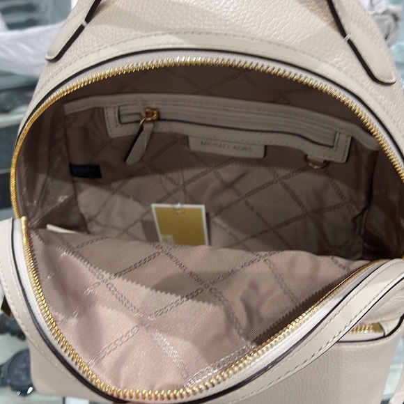 Michael Kors Women's Valerie Medium Pebbled Leather Backpack
Light Cream
NWT - Picture 6 of 16